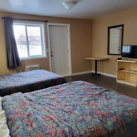 Lakewood Inn 100 Mile House Екстериор снимка