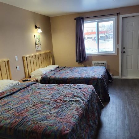 Lakewood Inn 100 Mile House Екстериор снимка