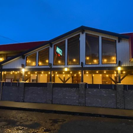 Lakewood Inn 100 Mile House Екстериор снимка