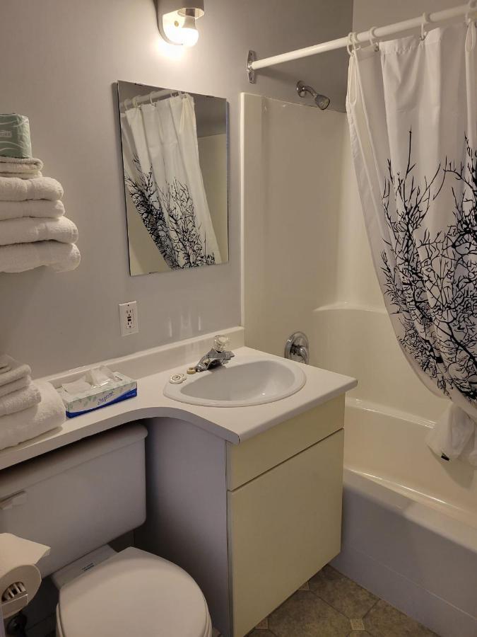 Lakewood Inn 100 Mile House Екстериор снимка
