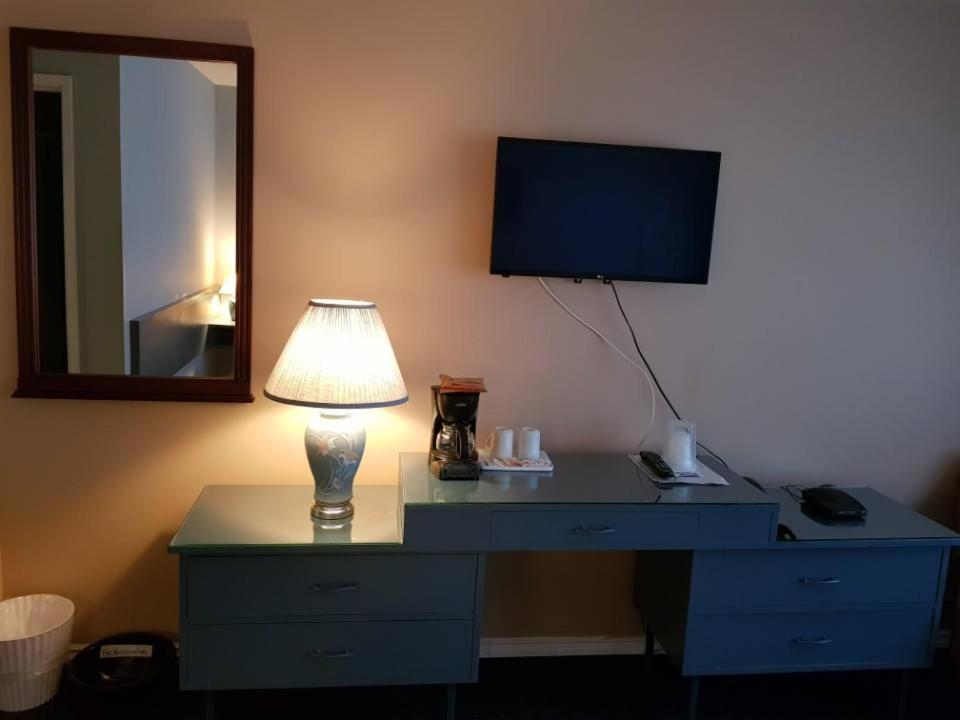 Lakewood Inn 100 Mile House Екстериор снимка