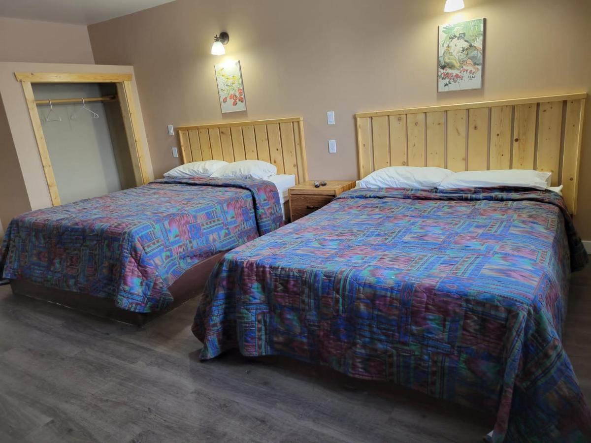 Lakewood Inn 100 Mile House Екстериор снимка