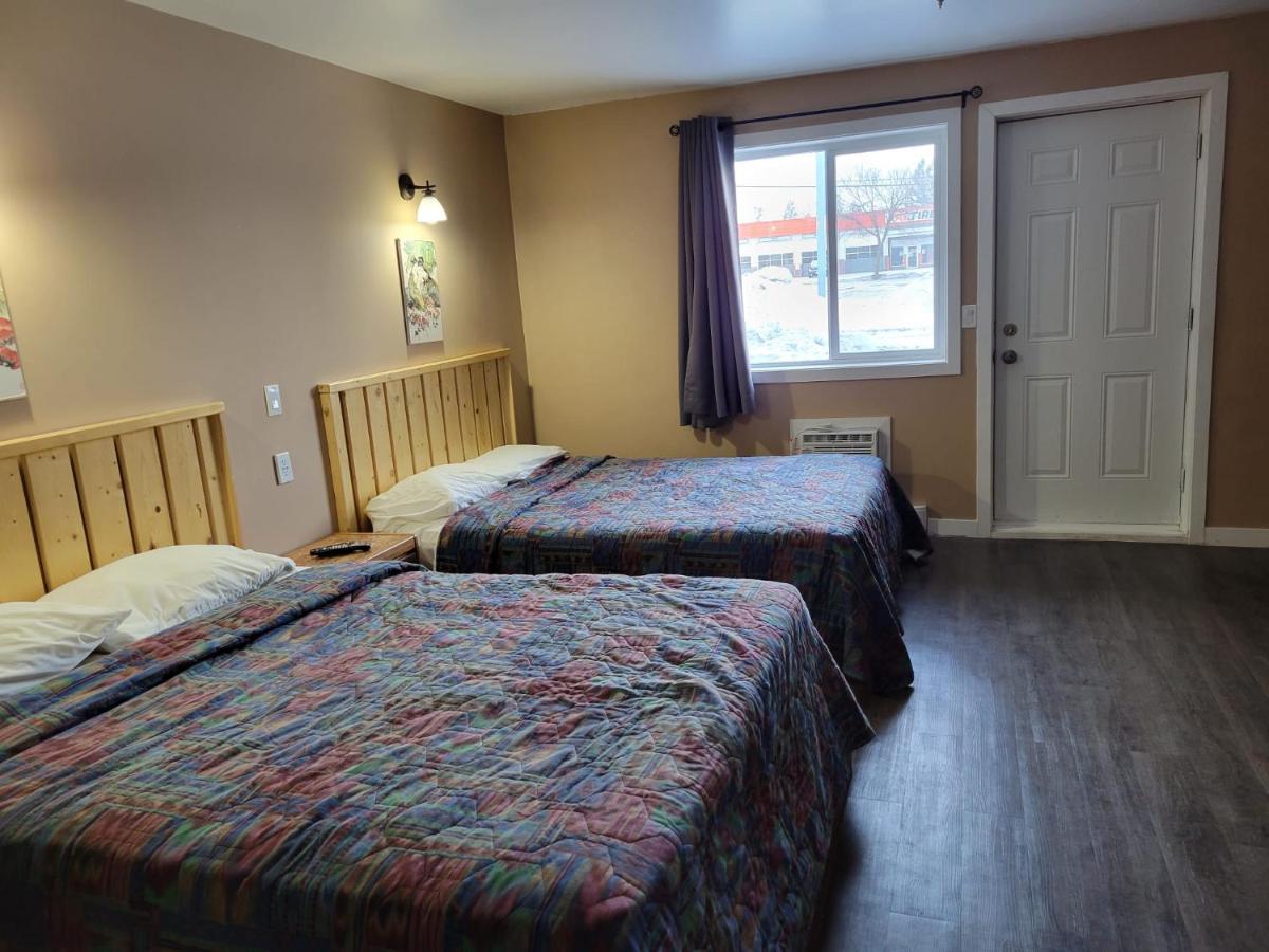 Lakewood Inn 100 Mile House Екстериор снимка