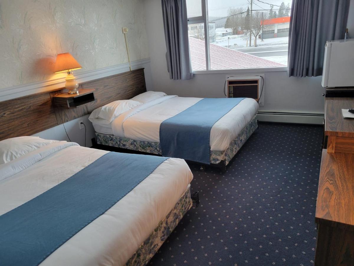 Lakewood Inn 100 Mile House Екстериор снимка