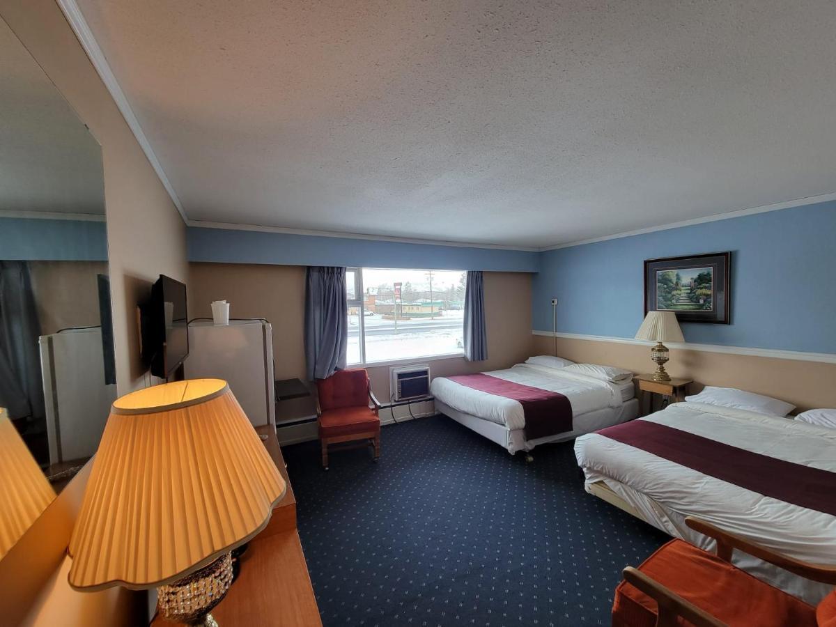 Lakewood Inn 100 Mile House Екстериор снимка