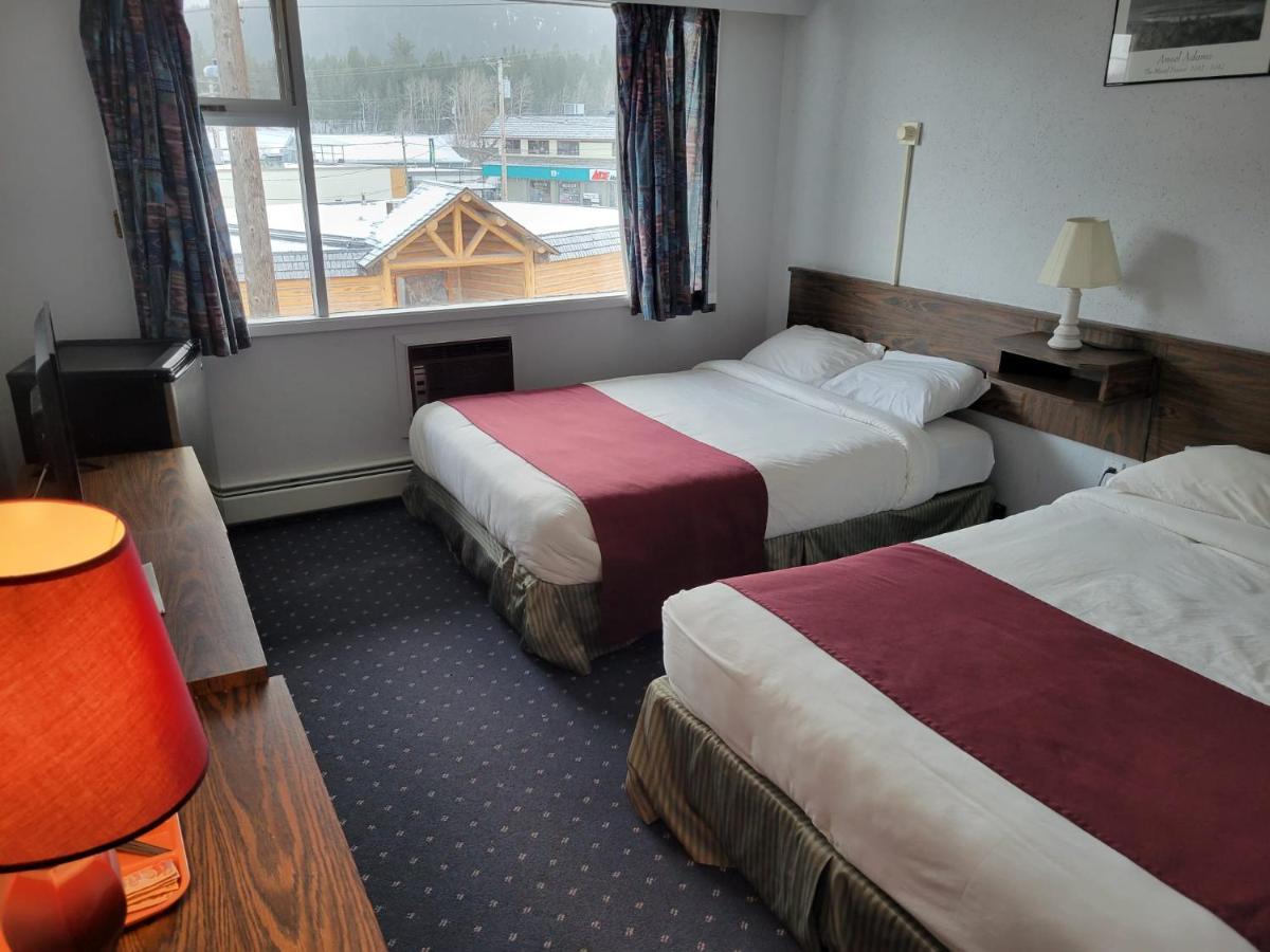 Lakewood Inn 100 Mile House Екстериор снимка
