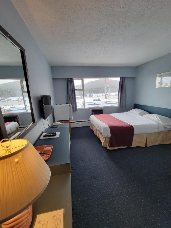 Lakewood Inn 100 Mile House Екстериор снимка