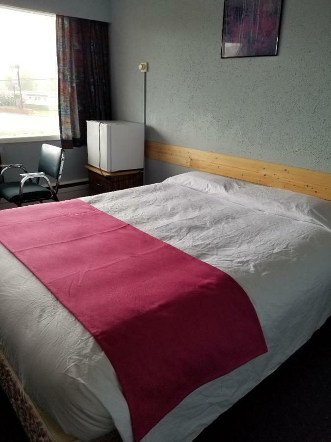 Lakewood Inn 100 Mile House Екстериор снимка