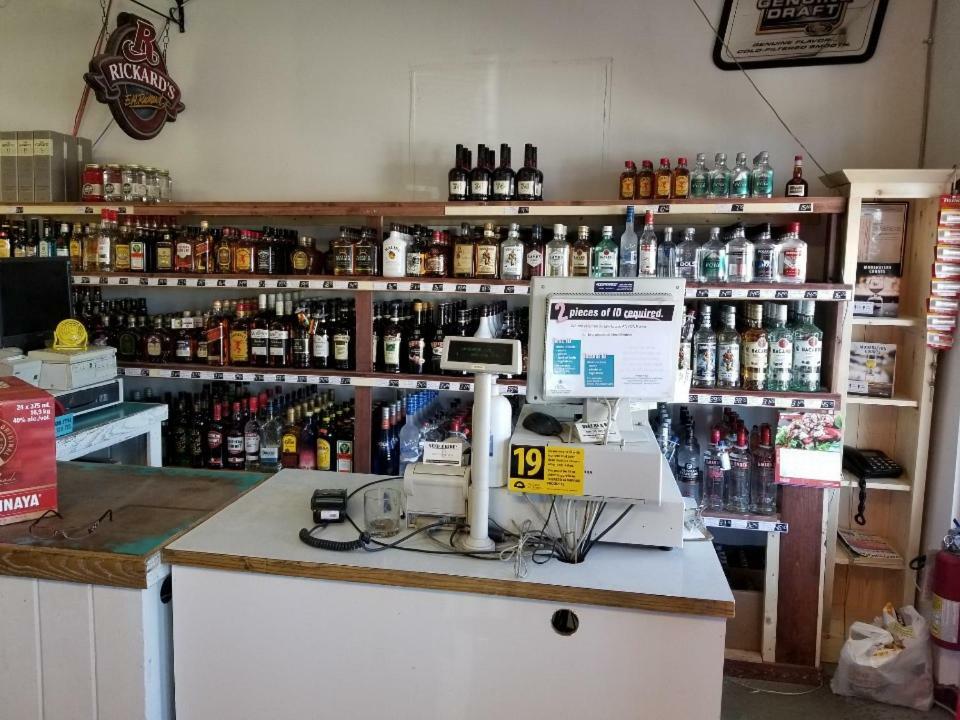 Lakewood Inn 100 Mile House Екстериор снимка