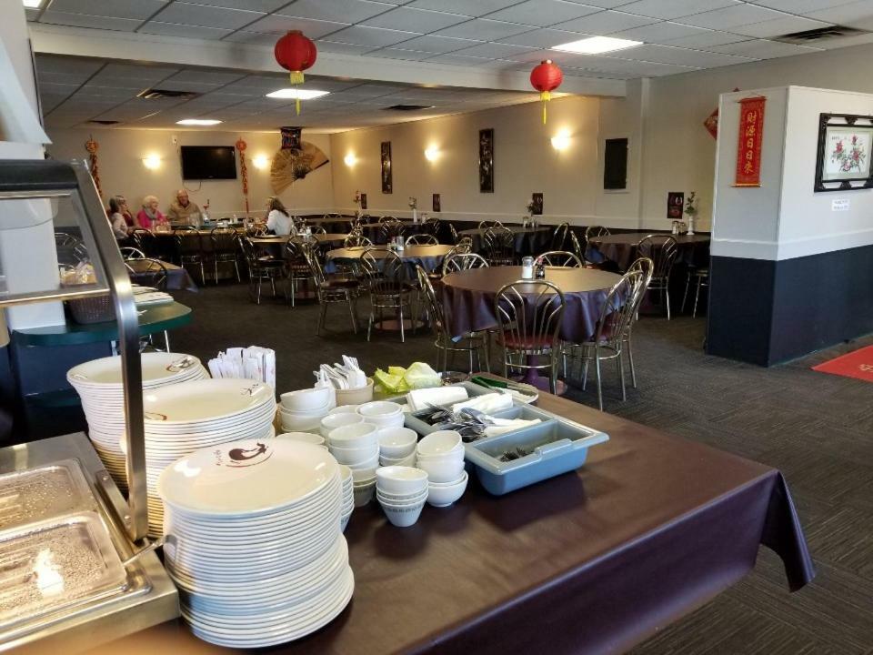 Lakewood Inn 100 Mile House Екстериор снимка