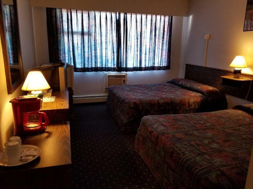 Lakewood Inn 100 Mile House Екстериор снимка