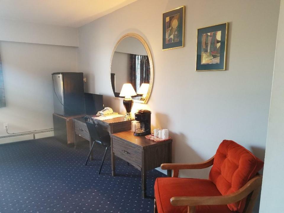 Lakewood Inn 100 Mile House Екстериор снимка