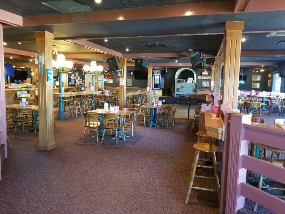 Lakewood Inn 100 Mile House Екстериор снимка